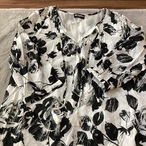 NWOT Karl Lagerfeld black and white lined floral cotton blouse size L